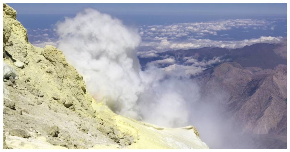 আগ্নেয়গিরির নিচে গ্যাসের চাপ তৈরি হচ্ছে। ছবি: নিউজ১৮